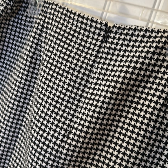 Hillard & Hanson 20 W houndstooth mini skirt. Back zipper and back kick pleat. - Picture 4 of 5